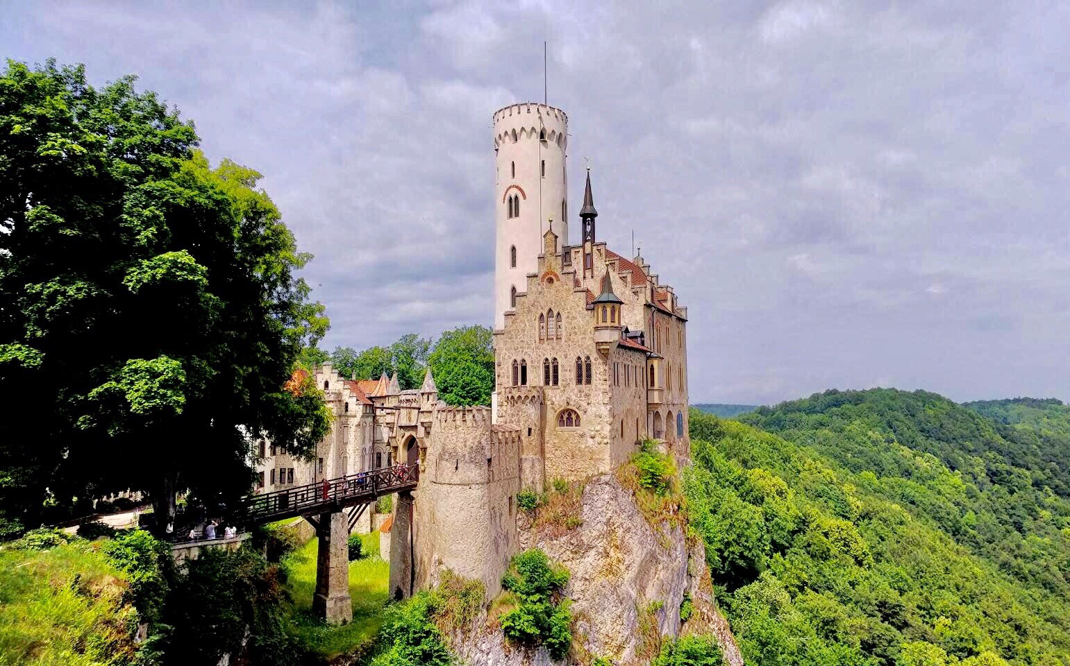 行き方】ドイツ・リヒテンシュタイン城｜おとぎ話に出てくるようなお城 | タビシタ